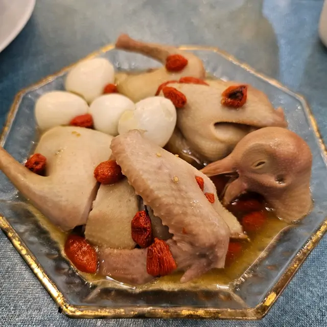 擺盤好靚! 鵪鶉蛋無特別，普通烚鵪鶉蛋無異，無花雕味，係係放埋一齊做可食用裝飾咁。乳鴿嫩滑唔「蘇」，但略嫌花雕味不夠。