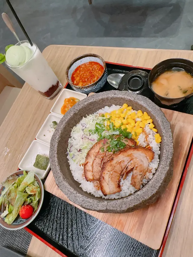 辛辣肉醬黑豚叉燒石頭鍋飯定食