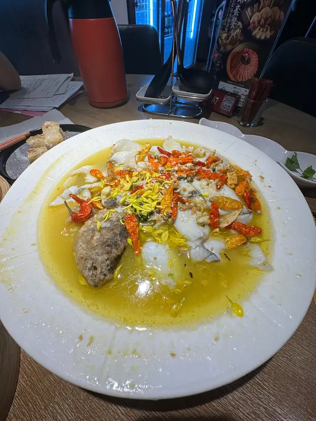 酸菜魚：聽聞呢間酸菜魚出名就order一試，的確唔錯，魚一啲都唔腥，份量好足，3個人食唔晒，叫小辣越食越辣😅