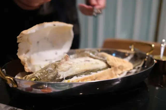 火焰海鹽焗原條海鱸魚