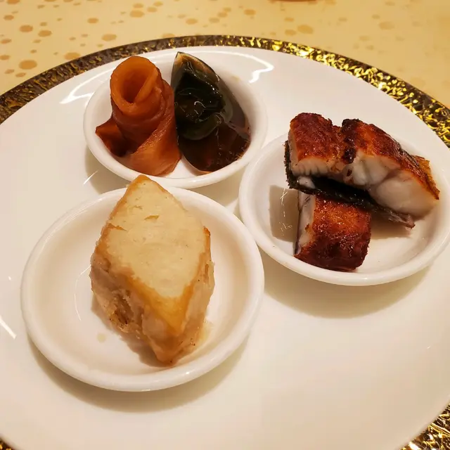 雞子戈渣、皮蛋醬蘿蔔、蜜汁燒脆鱔