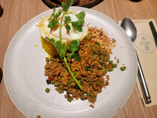 泰式羅勒肉碎太陽蛋配椰香飯