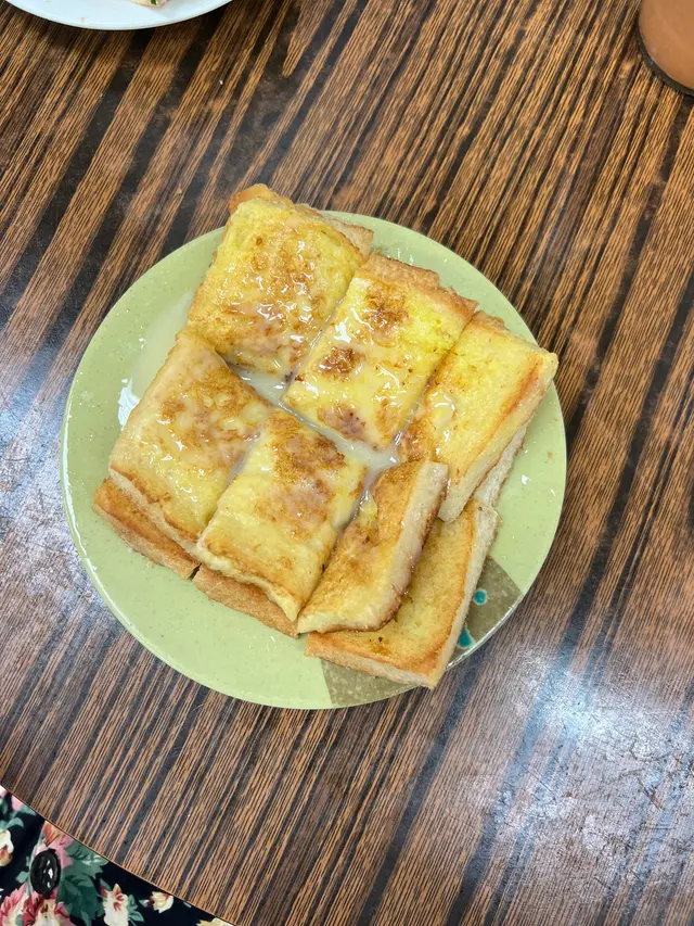 和我們想像的不一樣耶 不像外面得一層厚厚的麵包蛋
但這份卻只是沾了薄薄的蛋 吃起來還微脆
而上面和𥚃面都是煉奶 不得不說真的吃超爽 還一直不捨得吃光（笑死