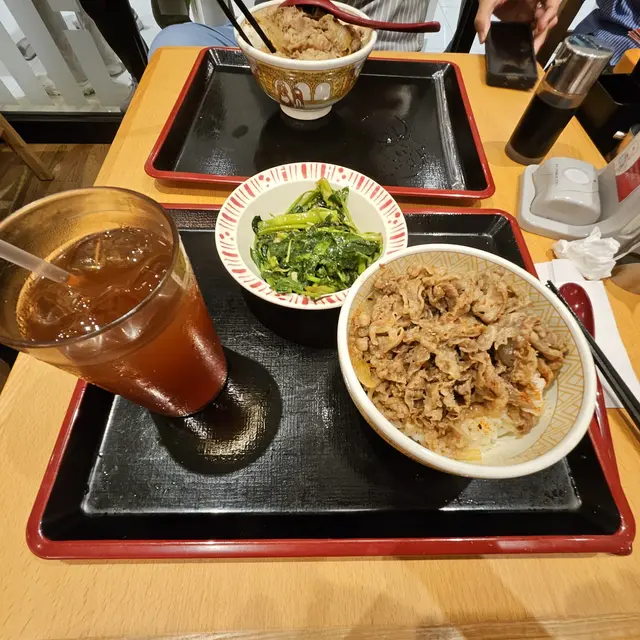 牛丼飯M size + $10凍茶和青菜