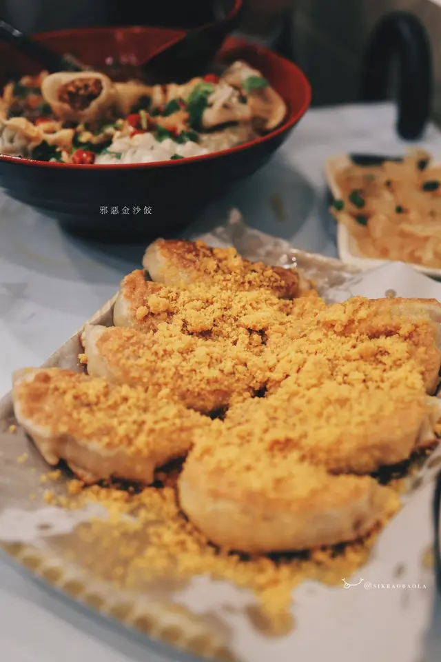 在煎餃上裹上鹹蛋黃醬,變成超級邪惡的金沙餃!