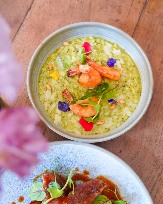 香煎虎蝦 配青醬意大利飯、酥炸羅勒及蒜蓉牛油 Pesto risotto with pan- fried tiger prawn, deep- fried basil and garlic butter