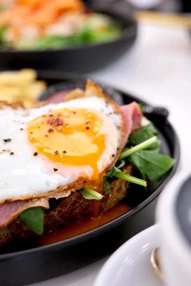 黑椒牛肉多士配薯條