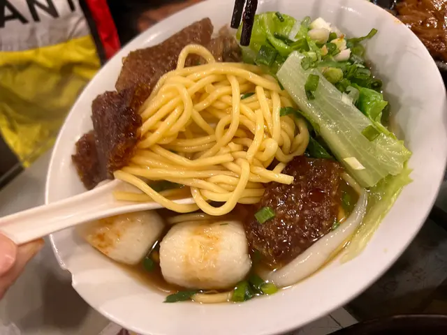 雞中翼, 芝士燒魚卷, 豬皮, 油麵