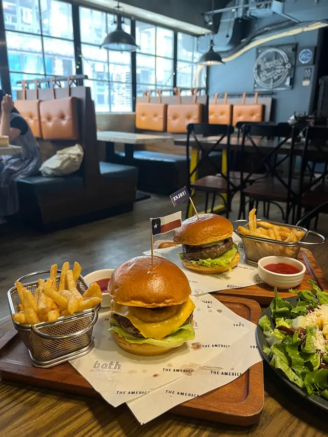 德洲燒烤牛肉漢堡配薯條,煙肉藍芝士漢堡配薯條 