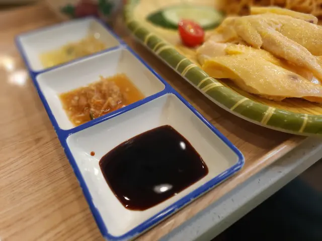 暢和號招牌海南雞鮮香蝦油撈麵