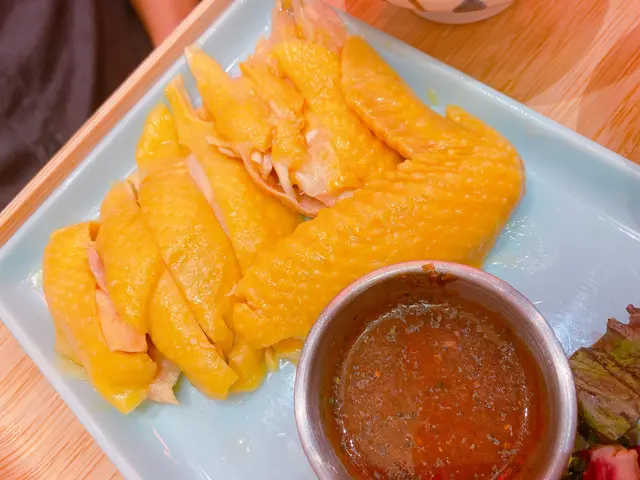 海南雞配雞油香飯,配藥膳湯