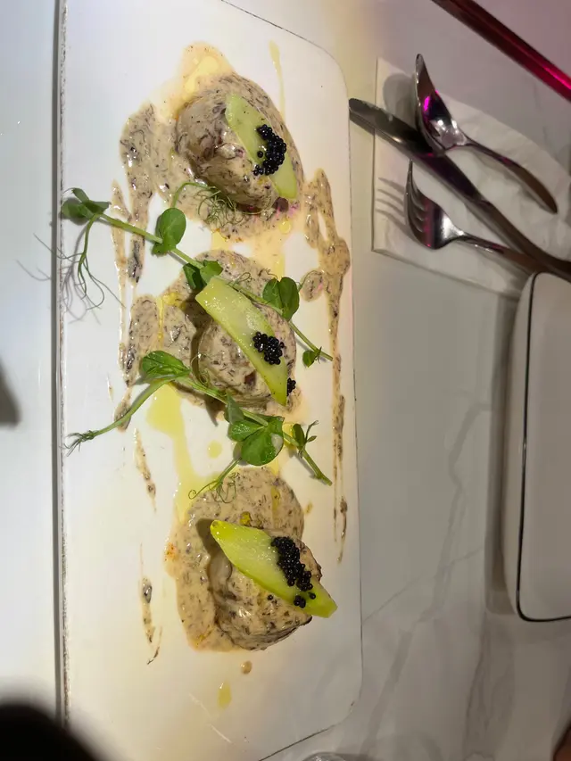 香煎北海道帶子黑魚子配黑松露忌廉汁