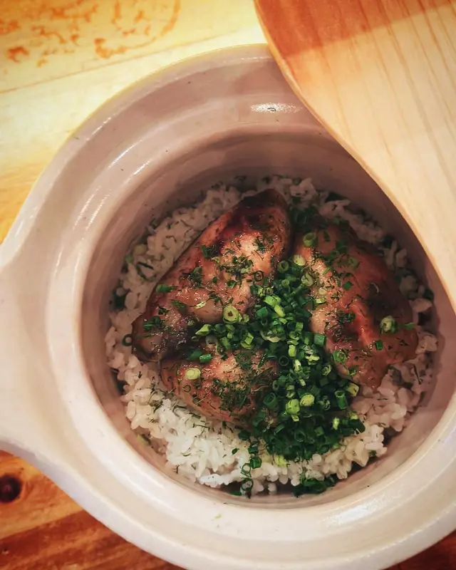 所謂二重奏，就係除左炊飯面頭有三粒超大廣島蠔，飯底下亦有用蠔同牛肝菌煮成既蠔醬，米飯亦用昆布高湯燉煮
看上去平平無奇既炊飯其實充滿了蠔既濃郁鮮甜同日式風味
食之前將底下既蠔肉同飽滿既米飯撈勻
廣島蠔煎至七成熟，咬落去非常juicy，毫無腥味而且非常鮮甜
整體感覺驚艷👍🏻
