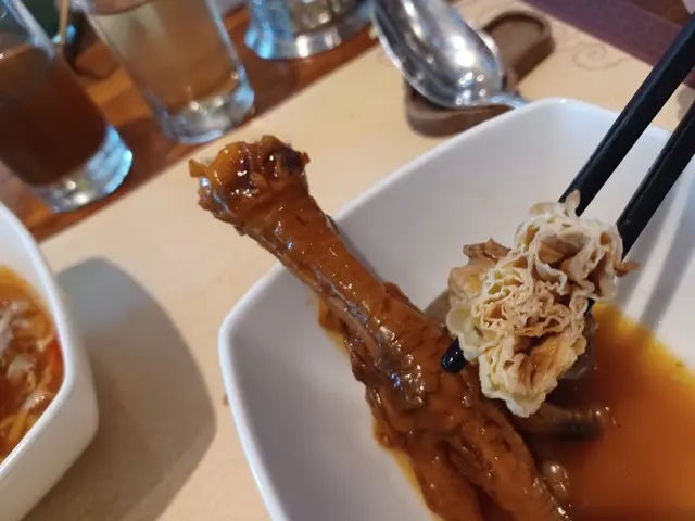 鳯爪用個煲去焗。食到原汁原味既感覺。豬肚洗到好乾淨，可以放心食用。