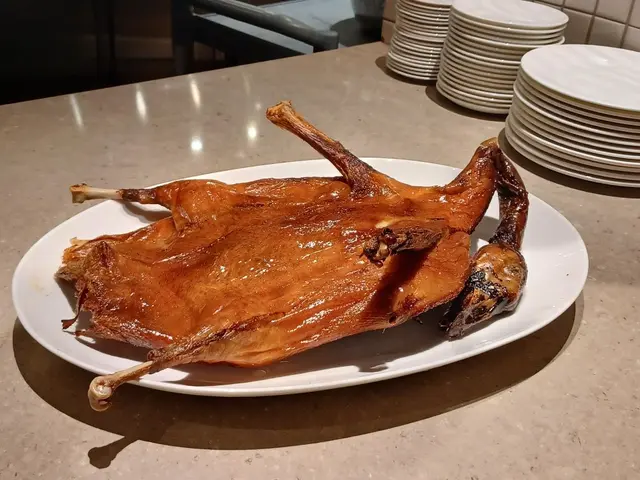 琵琶鵝肉汁份量多，食到好鮮既燒鵝肉。估唔到除咗鏞記同深井，係大嶼山都食到另類極品燒鵝。誠意推介給各位。