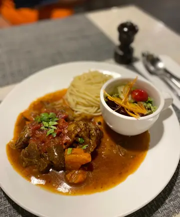 红酒烩牛脸肉意粉