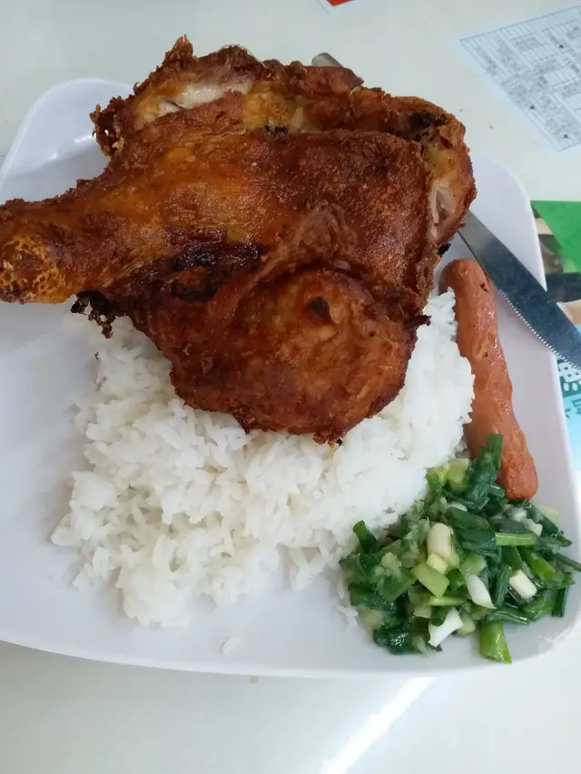 雞髀蔥油飯配腸仔