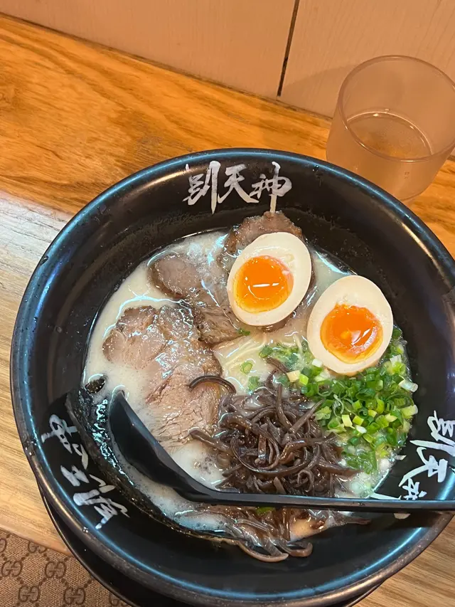 這份更能喝到他的精髓 整份湯底只用了兩項原料熬製而成：豚骨、純水
看廚師👨‍🍳倒出來時 湯底純純米白 喝起來微厚身 乾淨純粹的豚骨湯
配上醃漬柔軟的溏心蛋 再吃上一口湯拉麵 也太滿足了 大家一定要吃一口～
再和叉燒一起吃 微焦的豚肉香氣裹著拉麵和湯一起吃 滿口都是柔和豚的香氣
是肉肉人純粹美滿的滋味