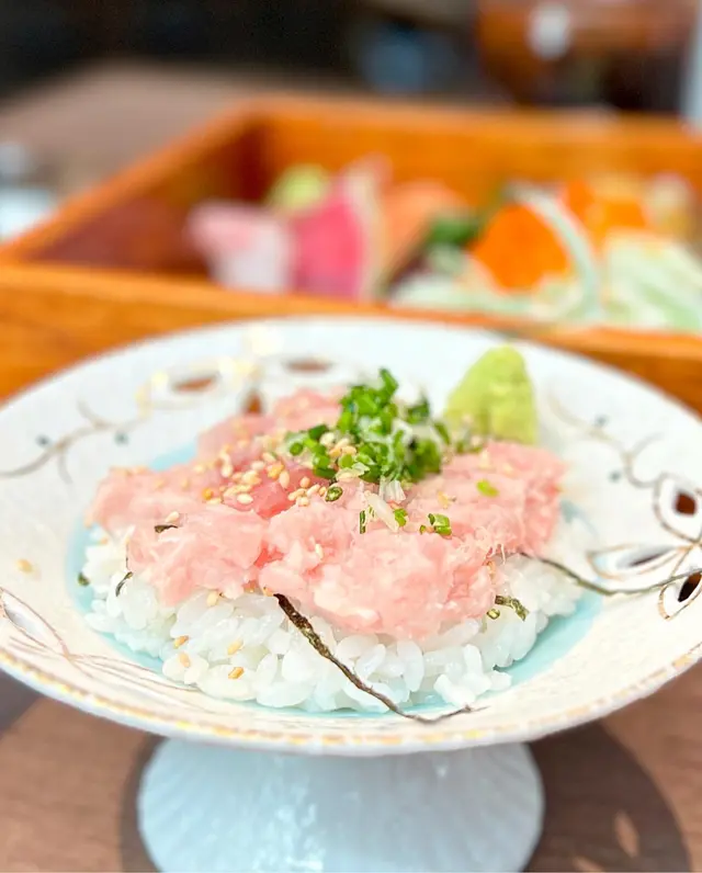 刺身壽司便當配蔥吞拿魚腩飯
