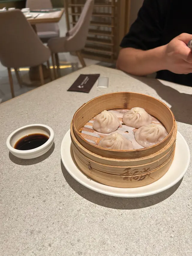 其實一開始純粹口痕想食小籠包,對佢真係冇乜大期待😗點知‼️佢居然搶咗片皮鴨風頭,真係估唔到😍一咬落去超級爆汁,皮薄餡靚,豬肉餡好嫩,超對我胃口🩷最衰每籠得4個,下次再去我要嗌兩籠!
(如果下次入去淨係嗌小籠包會唔會俾人趕走哈哈)