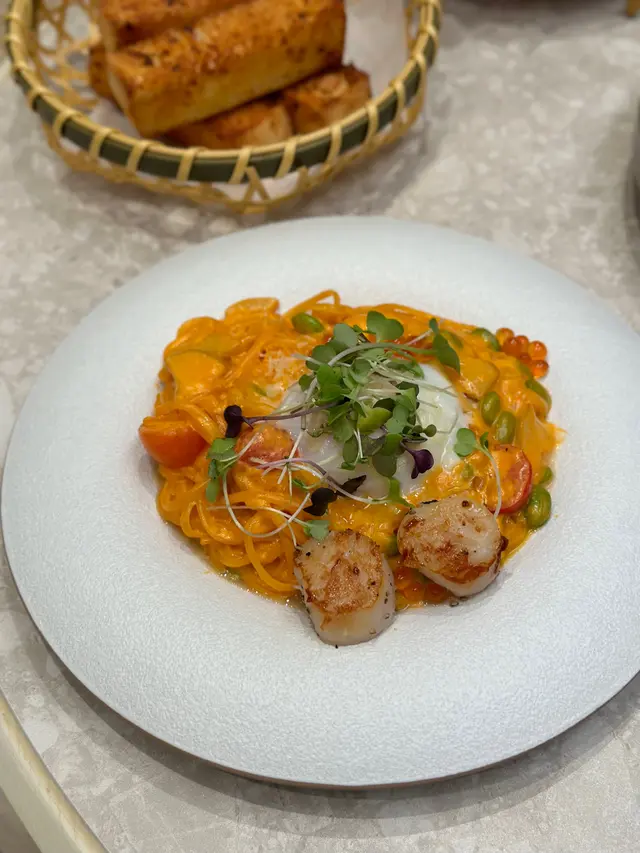 65℃溫泉蛋海膽醬拼刺身級煎帶子扁意大利麵