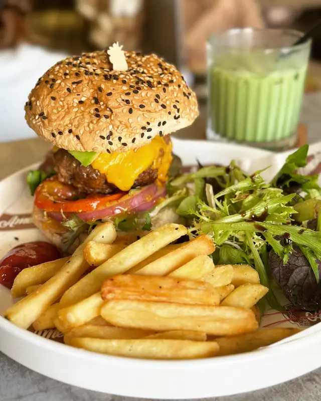 安格斯牛肉漢堡包配薯條