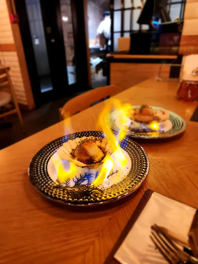 火焰黑松露汁煮帆立貝