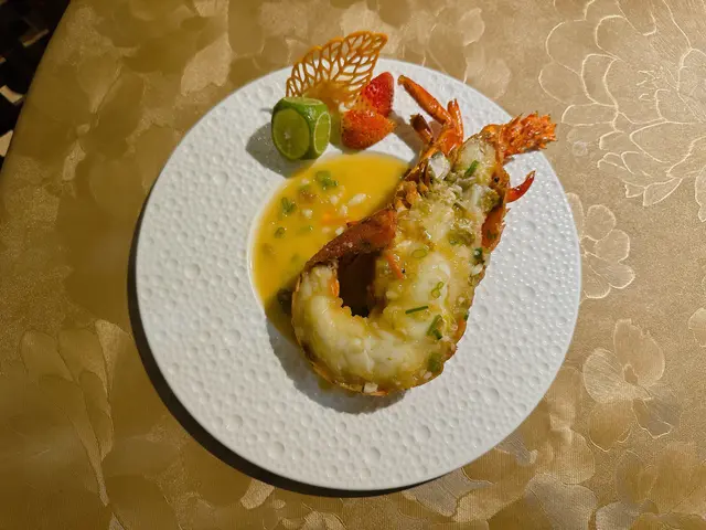 原隻龍蝦開邊上湯煮