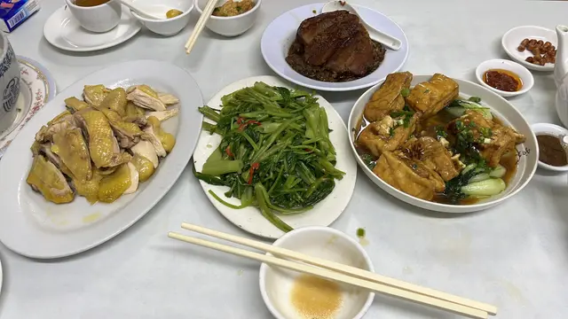 說两人也可以吃四至五人的套餐（$498），D雞又實，通菜應該炒定放在一邊很久了，豆腐又實，白果猪肚湯淡而無味，只有碟梅菜扣肉還可以食，個女待應機乎每枱客人都叫你只能下四人餐(好像迫你)，聽到別枱叫啤酒，個女待應只說要等等才能帮你下單(太忙了)服務態度極差，又嘈，地方環境污糟邋遢，洗手間因超污