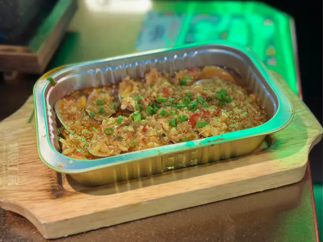 滿滿嘅蒜蓉同香蔥包住花甲🥹 味道濃郁 好好食!