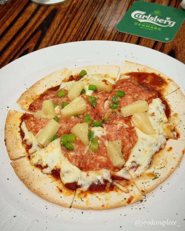 Pizza就正正常常，不過個皮夠薄，同埋好重芝士味，但食落去又唔會好漏，如果一個人嚟食都可以食晒成個~