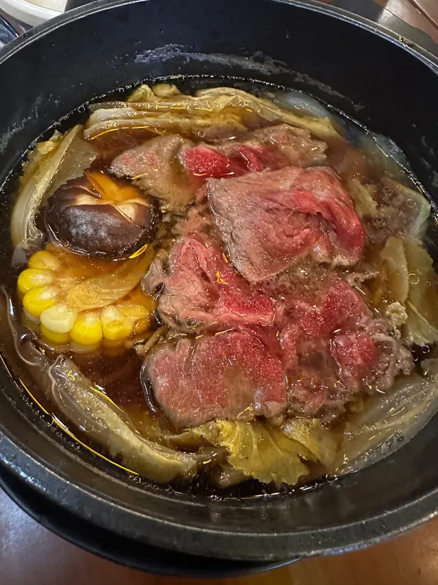 喜歡唔太甜嘅鍋。牛肉份量慷慨，睇得到嘅嫩滑，加埋日本生雞蛋入口有肉香、油脂同蛋香、湯汁混合之美味。可以追加鍋物配料，前提係要諗方法維持鍋嘅溫度。