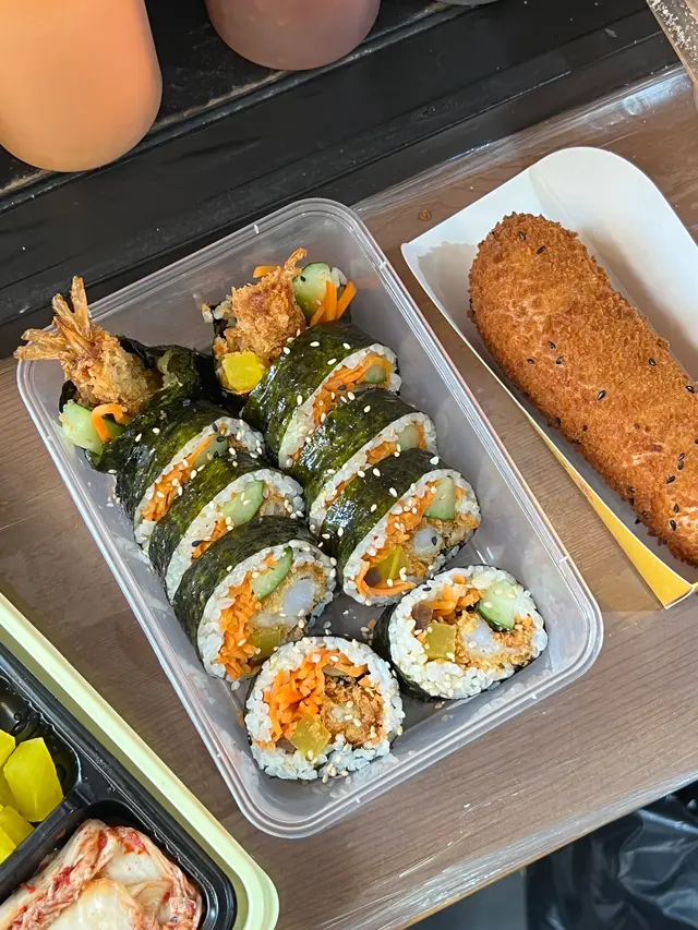 我們又拍照📷又先吃別的 他這份的炸蝦🍤還是脆的
配料不過酸 配起來剛好 米飯🍚量也很洽好 大家不會互搶味道
是韓式紫菜包飯～～喜歡💕他們一條長度是盒了一的兩條😌
才40元 MY GOD 份量剛好 好吃😋以旺角價格 請買下去～！！
