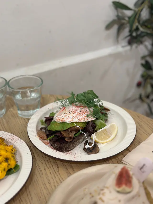 水波蛋牛油果雜菌酸種麵包