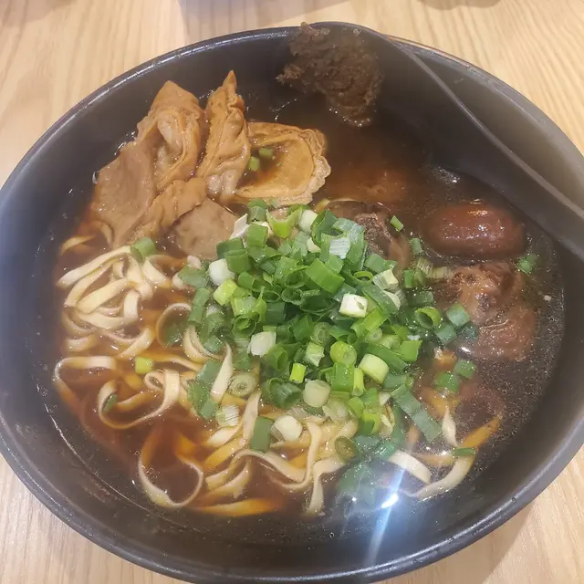 選了多蔥、大咖哩。所選的都兌現了。但味道就是那種大家樂的感覺。