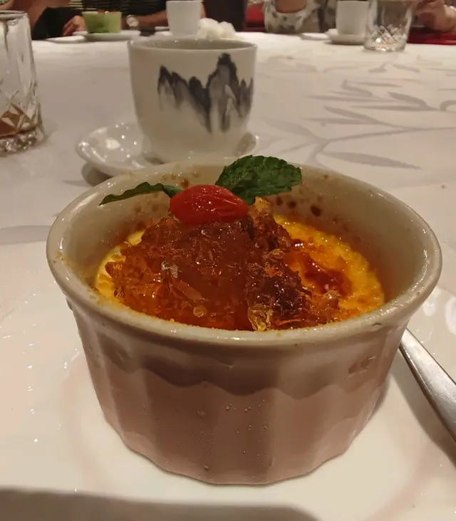 Fusion甜品帶來大大驚喜，焦糖燉蛋鋪滿厚厚既桃膠，互相輝映， 另整頓晚餐生色不少，大家都食到直豎拇指。
