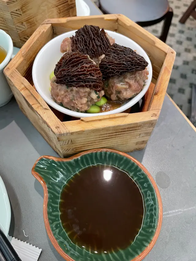 本身以為剩係得羊肚菌係上面，換來入邊都有半肚菌醬！