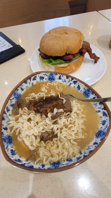 星级面餐：猪扒包 + 沙爹牛肉面！