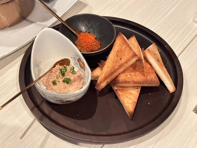 三文魚子呑拿魚醬配黑胡椒麵包