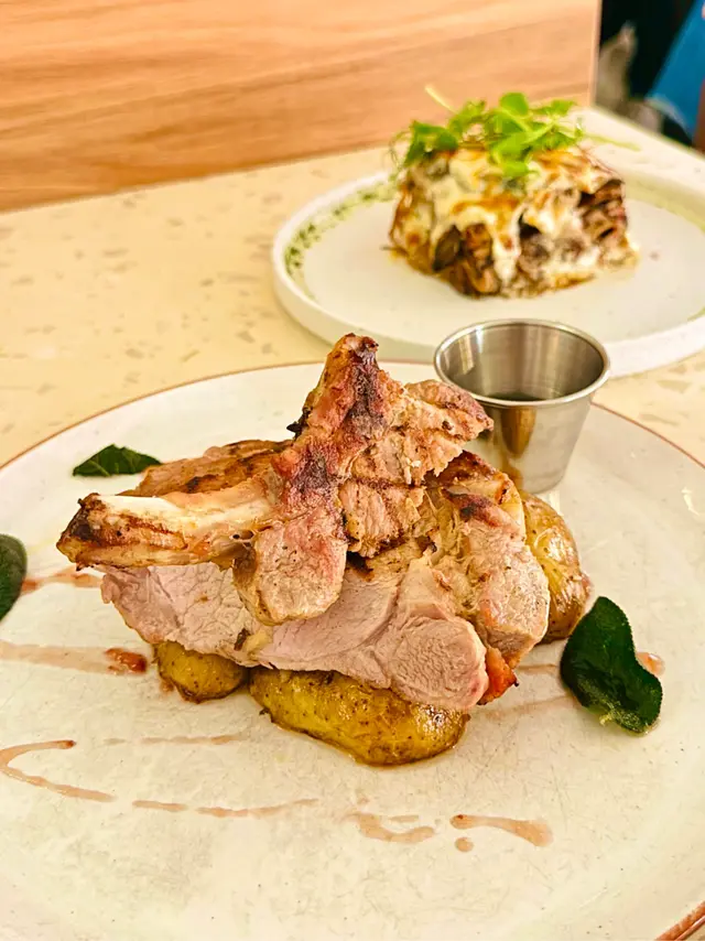 炭燒法式豬鞍架伴紅桑子汁