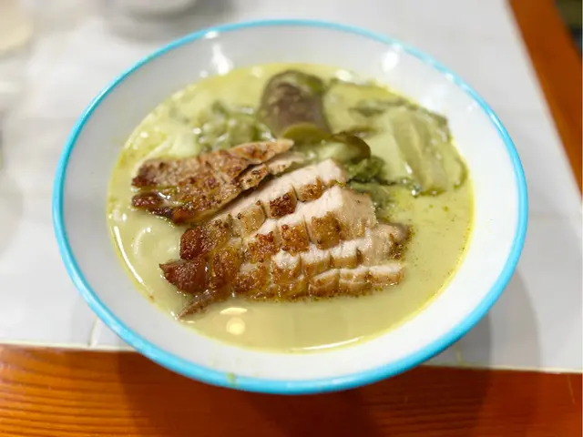 泰式青咖哩豬頸肉湯米線