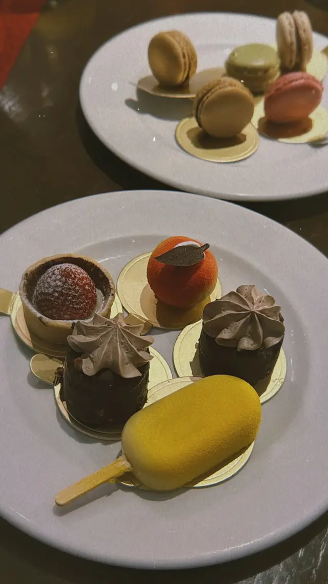 甜品整體不錯，推薦馬卡龍和朱古力蛋糕
