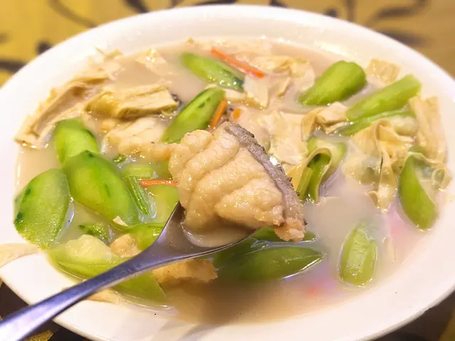 胡椒雞湯鮮竹浸龍躉球