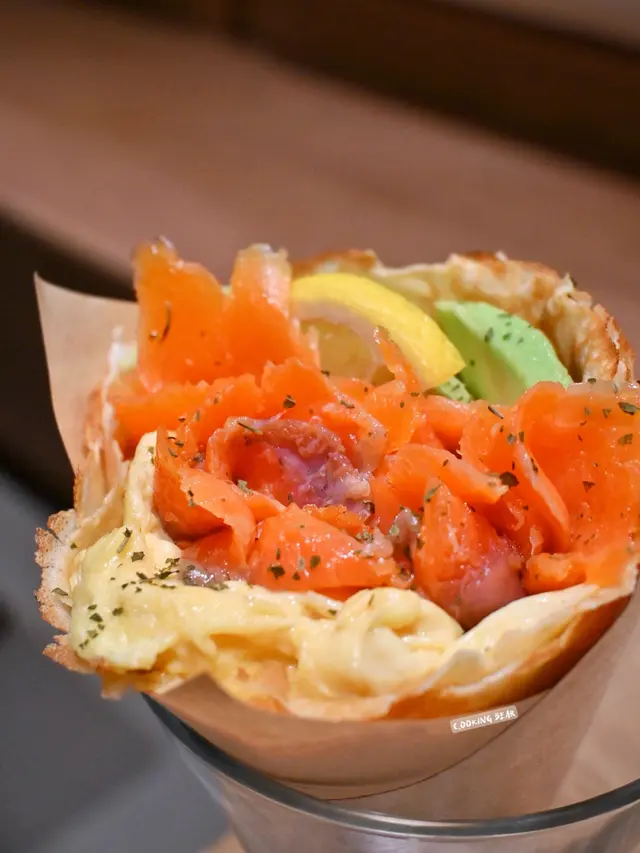 煙三文魚牛油果可麗餅