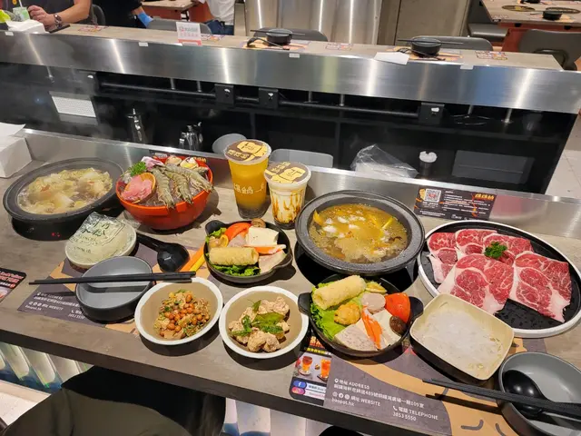 綜合海鮮拼盤$148、SRF極黑牛前肩肉$168、爆炒櫻花蝦鮮鍋$12、夜市養生排骨鍋$20、懷念鹽酥雞$22、辣味涼拌牛腸$28 、珍珠翡翠檸檬$14和黑糖虎紋鮮奶$14