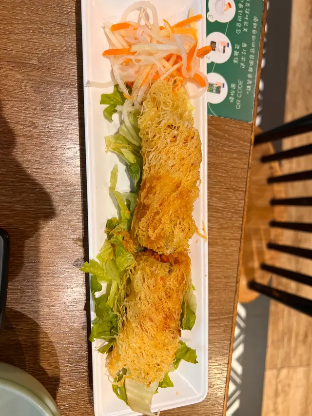 午餐加點，外表金黃香脆，裏面有很多蘿蔔絲，味道略淡，加點辣椒醬會比較好吃。