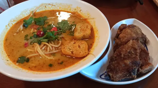 脆炸豬扒叻沙油麵