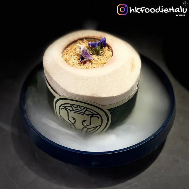 酥香椰子脆配以椰奶凍，甜而不膩