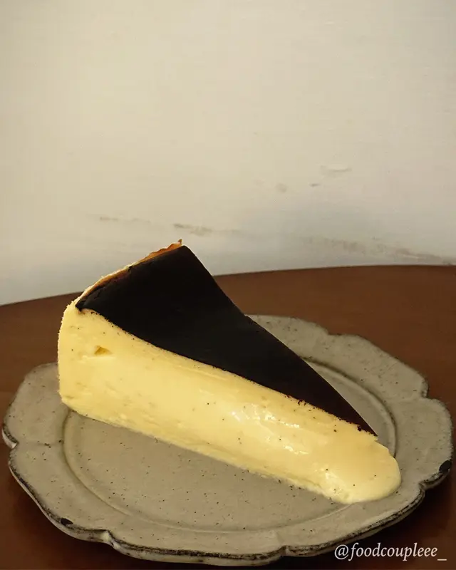同其他巴斯克芝士蛋糕唔同嘅係，唔知點解佢哋可以做到有啲類似雲呢拿mousse嘅嘢流出來，好正🤩雲呢拿同芝士味都好出，所以食落第一啖係最好食！不過相比起雲呢拿味，如果小編下次再嚟一定會試Rum Raisin嘅味，因為始終好似比較特別，會有啲期待xdd