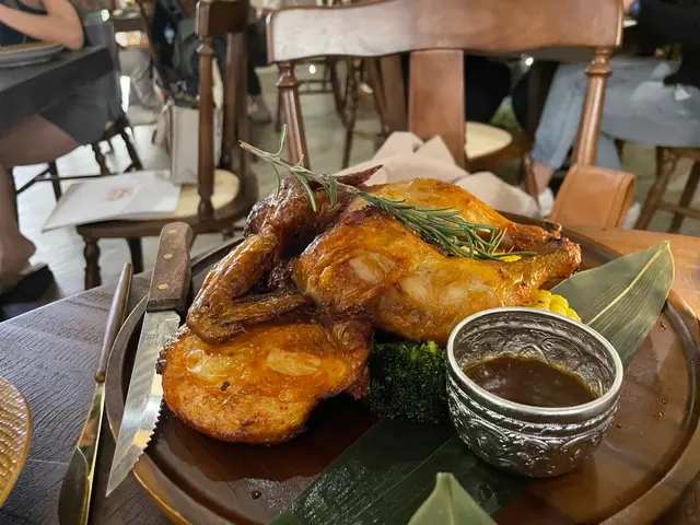 果木露瑪利絲煙燻無骨雞,評論寫到天花亂墜,又話開蓋時有煙出,當我好期待之際,煙呢???ok,雞燒得幾好,雞髀滑,雞胸算係咁,不柴不滑,還好,但是沒有味道似的,相比起前兩個咖喱,這個雞真的很無味?鹽都盡在咖喱內,所以無鹽醃雞嗎?